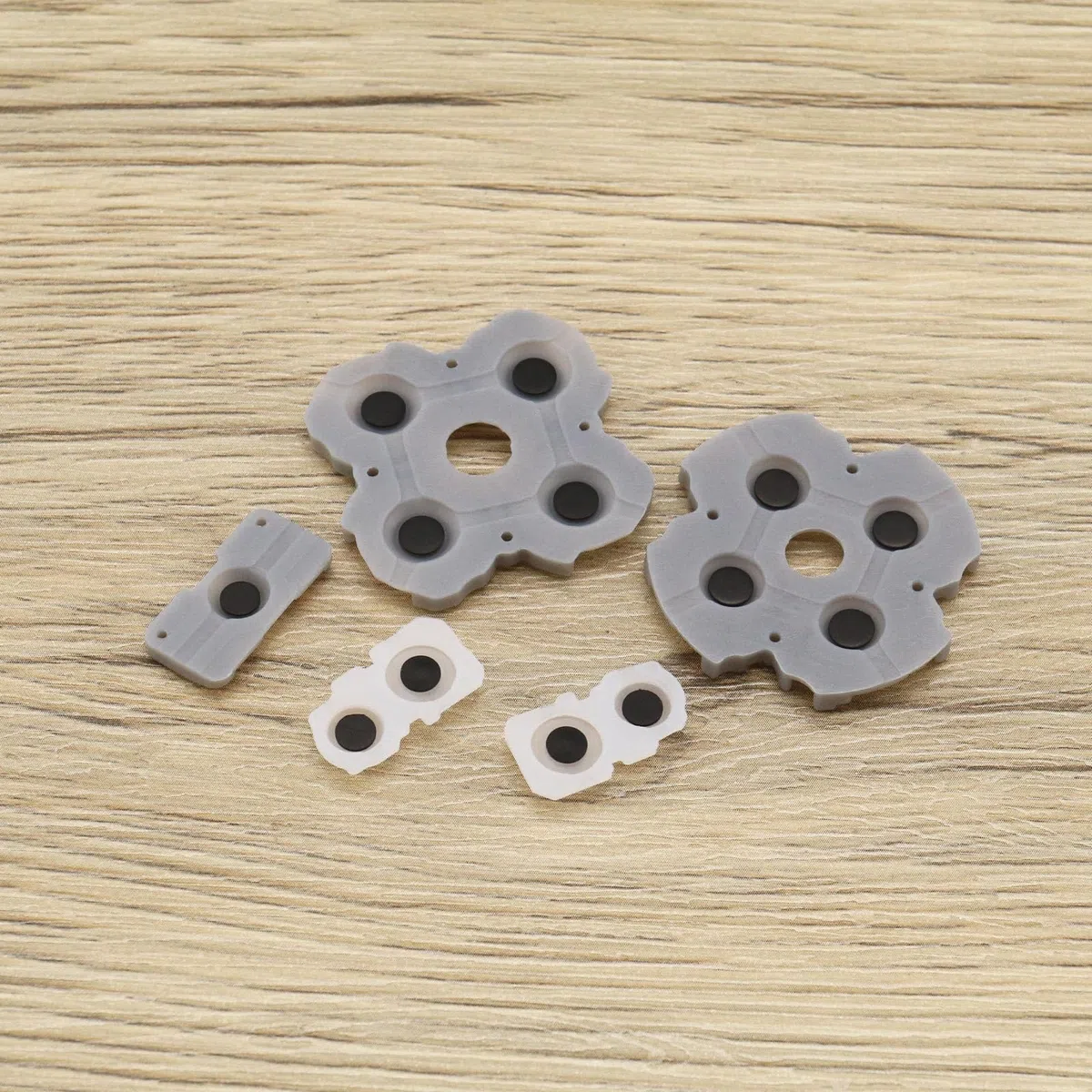 The Lord of the Tools Juego de 2 almohadillas de silicona conductoras para botón de mando L1R1, pieza de repuesto compatible con controlador PS5, color gris