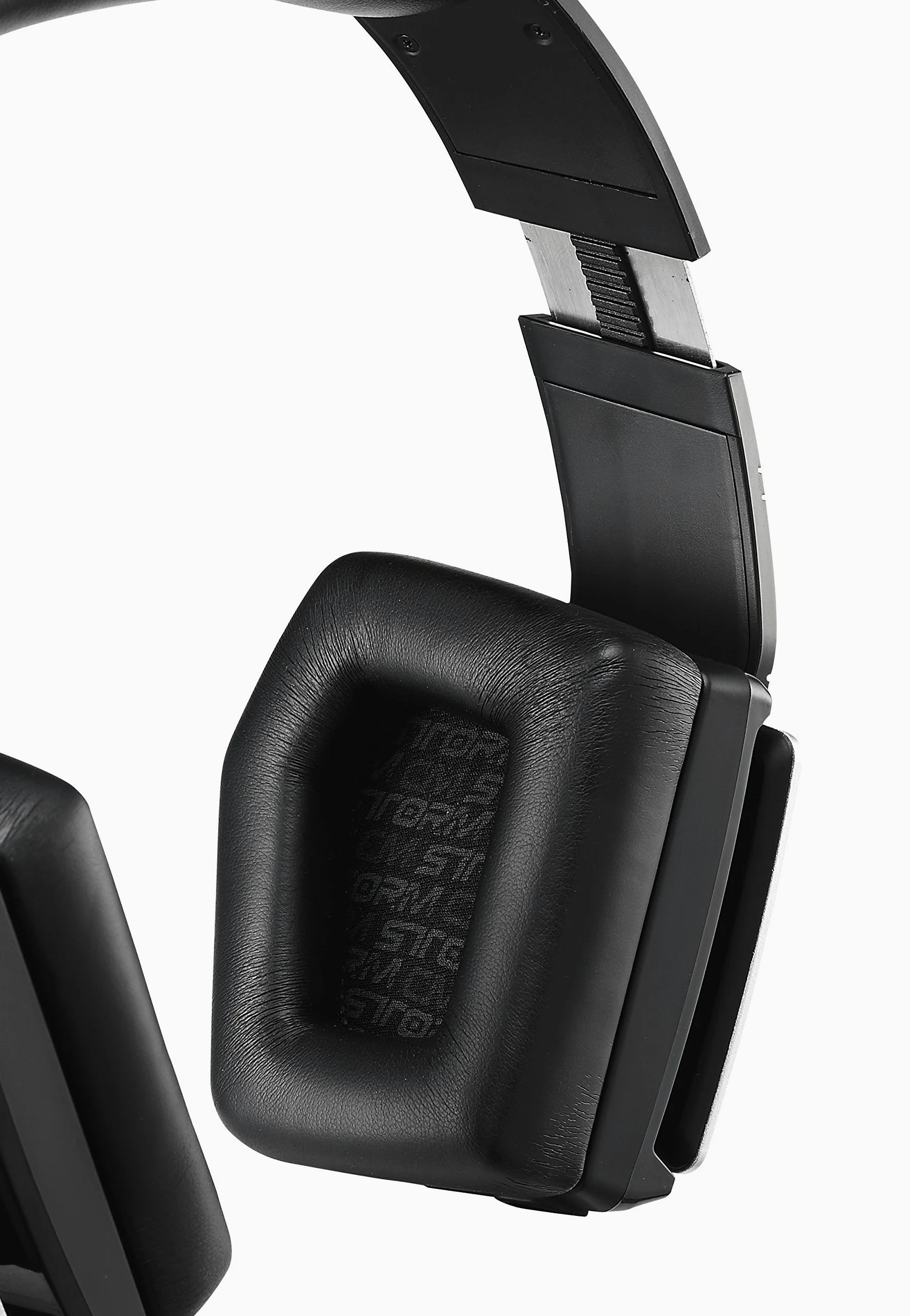 Cooler Master SGH-4330-KATA1 - Auriculares con micrófono, control remoto integrado, negro y blanco