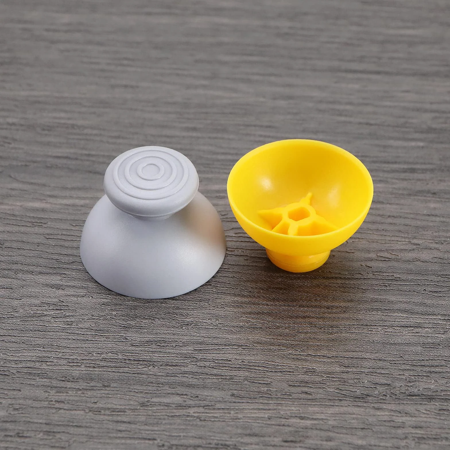EMSea 6 piezas de tapas de joysticks analógicos de repuesto compatibles con Nintendo GameCube, cubiertas de palo analógico, accesorios ABS, amarillo y gris