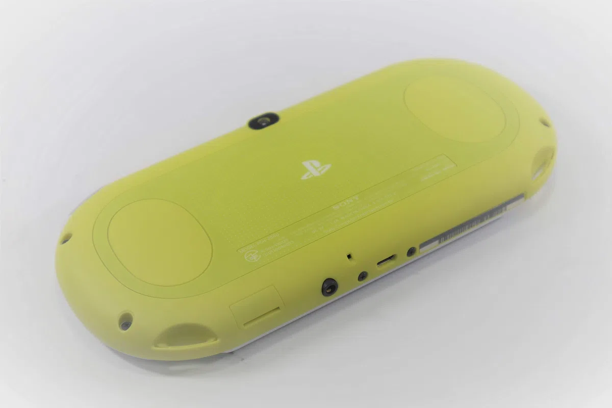 PSVita Slim Lime Green White - Wi-fi (PCH-2000 ZA12) [import Japon]